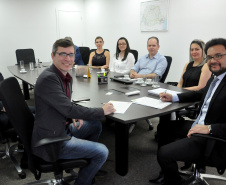 O diretor-presidente da Fomento Paraná, Heraldo Neves, e o presidente da Assespro-Paraná (Associação das Empresas Brasileiras de Tecnologia da Informação), Adriano Krzyuy, assinaram nesta quinta (12) um contrato de prestação de serviços pelo qual a entidade se credenciou para atuar como correspondente da Fomento para viabilizar operações de financiamento para as empresas associadas à entidade em todo o Estado. Foto:Luciano Patzsch / Fomento Paraná
