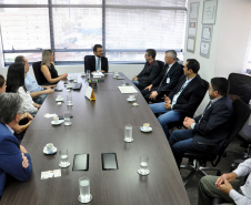 O diretor-presidente da Fomento Paraná, Heraldo Neves, e o presidente da Assespro-Paraná (Associação das Empresas Brasileiras de Tecnologia da Informação), Adriano Krzyuy, assinaram nesta quinta (12) um contrato de prestação de serviços pelo qual a entidade se credenciou para atuar como correspondente da Fomento para viabilizar operações de financiamento para as empresas associadas à entidade em todo o Estado. Foto:Luciano Patzsch / Fomento Paraná