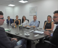 O diretor-presidente da Fomento Paraná, Heraldo Neves, e o presidente da Assespro-Paraná (Associação das Empresas Brasileiras de Tecnologia da Informação), Adriano Krzyuy, assinaram nesta quinta (12) um contrato de prestação de serviços pelo qual a entidade se credenciou para atuar como correspondente da Fomento para viabilizar operações de financiamento para as empresas associadas à entidade em todo o Estado. Foto:Luciano Patzsch / Fomento Paraná