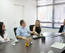 O diretor-presidente da Fomento Paraná, Heraldo Neves, e o presidente da Assespro-Paraná (Associação das Empresas Brasileiras de Tecnologia da Informação), Adriano Krzyuy, assinaram nesta quinta (12) um contrato de prestação de serviços pelo qual a entidade se credenciou para atuar como correspondente da Fomento para viabilizar operações de financiamento para as empresas associadas à entidade em todo o Estado. Foto:Luciano Patzsch / Fomento Paraná