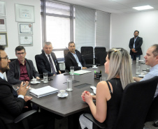 O diretor-presidente da Fomento Paraná, Heraldo Neves, e o presidente da Assespro-Paraná (Associação das Empresas Brasileiras de Tecnologia da Informação), Adriano Krzyuy, assinaram nesta quinta (12) um contrato de prestação de serviços pelo qual a entidade se credenciou para atuar como correspondente da Fomento para viabilizar operações de financiamento para as empresas associadas à entidade em todo o Estado. Foto:Luciano Patzsch / Fomento Paraná