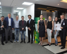 O diretor-presidente da Fomento Paraná, Heraldo Neves, e o presidente da Assespro-Paraná (Associação das Empresas Brasileiras de Tecnologia da Informação), Adriano Krzyuy, assinaram nesta quinta (12) um contrato de prestação de serviços pelo qual a entidade se credenciou para atuar como correspondente da Fomento para viabilizar operações de financiamento para as empresas associadas à entidade em todo o Estado. Foto:Luciano Patzsch / Fomento Paraná