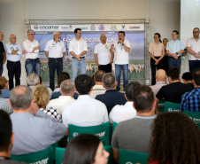 O governador Carlos Massa Ratinho Junior lançou nesta quinta-feira (12), em Paranavaí, o Programa de Irrigação, que tem como objetivo aumentar a produtividade agrícola e potencializar a produção do Paraná. A previsão é que o incremento de produção atinja até 500% em algumas culturas e facilite o processo de integração lavoura-floresta-pecuária. A iniciativa é da Secretaria da Agricultura e do Abastecimento e foi desenvolvida com o apoio da cooperativa Cocamar. Foto: José Fernando Ogura/AEN