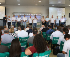 O governador Carlos Massa Ratinho Junior lançou nesta quinta-feira (12), em Paranavaí, o Programa de Irrigação, que tem como objetivo aumentar a produtividade agrícola e potencializar a produção do Paraná. A previsão é que o incremento de produção atinja até 500% em algumas culturas e facilite o processo de integração lavoura-floresta-pecuária. A iniciativa é da Secretaria da Agricultura e do Abastecimento e foi desenvolvida com o apoio da cooperativa Cocamar. Foto: José Fernando Ogura/AEN