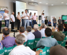 O governador Carlos Massa Ratinho Junior lançou nesta quinta-feira (12), em Paranavaí, o Programa de Irrigação, que tem como objetivo aumentar a produtividade agrícola e potencializar a produção do Paraná. A previsão é que o incremento de produção atinja até 500% em algumas culturas e facilite o processo de integração lavoura-floresta-pecuária. A iniciativa é da Secretaria da Agricultura e do Abastecimento e foi desenvolvida com o apoio da cooperativa Cocamar. Foto: José Fernando Ogura/AEN