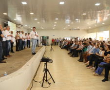O governador Carlos Massa Ratinho Junior lançou nesta quinta-feira (12), em Paranavaí, o Programa de Irrigação, que tem como objetivo aumentar a produtividade agrícola e potencializar a produção do Paraná. A previsão é que o incremento de produção atinja até 500% em algumas culturas e facilite o processo de integração lavoura-floresta-pecuária. A iniciativa é da Secretaria da Agricultura e do Abastecimento e foi desenvolvida com o apoio da cooperativa Cocamar. Foto: José Fernando Ogura/AEN