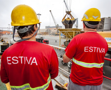 O Porto de Paranaguá lembra nesta sexta-feira (13) o aniversário de 116 de organização da categoria dos estivadores no Paraná. Fundado em 1903, o Sindicato dos Estivadores de Paranaguá (Sindestiva) foi um dos primeiros do país. É a classe de Trabalhador Portuário Avulso (TPA) mais antiga de Paranaguá. Atualmente, são cerca de 1.100 estivadores ativos no porto paranaense.