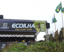 A Paraná Turismo apoiou com divulgação e marketing o evento neste fim de semana na Ilha do Mel. Surfistas profissionais desembarcaram na Ilha do Mel para mais uma etapa válida pelo Campeonato Brasileiro de Surfe. O Cattalini apresenta: Eco Ilha Surf Pro 2019 reuniu a elite do esporte nacional na disputa pelos 3 mil pontos no ranking e pelos R$ 30 mil em dinheiro, a maior premiação da história do surfe na categoria masculino, no Paraná. Foto:Kelly Frizo/Divulgação Esporte Paraná