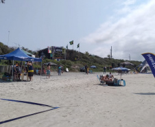 A Paraná Turismo apoiou com divulgação e marketing o evento neste fim de semana na Ilha do Mel. Surfistas profissionais desembarcaram na Ilha do Mel para mais uma etapa válida pelo Campeonato Brasileiro de Surfe. O Cattalini apresenta: Eco Ilha Surf Pro 2019 reuniu a elite do esporte nacional na disputa pelos 3 mil pontos no ranking e pelos R$ 30 mil em dinheiro, a maior premiação da história do surfe na categoria masculino, no Paraná. Foto:Kelly Frizo/Divulgação Esporte Paraná