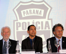 Paraná participa de programa para fortalecer a polícia judiciária.

O vice-governador Darci Piana participou da abertura, junto com o ministro da Justiça, Sérgio Moro, e o secretário da Segurança Pública, Romulo Marinho Soares. O evento terá duração de uma semana e as discussões são direcionadas aos delegados da Polícia Civil do Paraná, a fim de dividir e difundir experiências e boas práticas no combate ao crime organizado, corrupção e lavagem de dinheiro.Foto: Divulgação/SESP