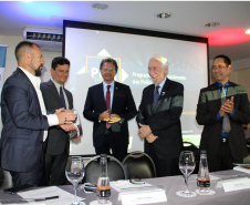 Paraná participa de programa para fortalecer a polícia judiciária.

O vice-governador Darci Piana participou da abertura, junto com o ministro da Justiça, Sérgio Moro, e o secretário da Segurança Pública, Romulo Marinho Soares. O evento terá duração de uma semana e as discussões são direcionadas aos delegados da Polícia Civil do Paraná, a fim de dividir e difundir experiências e boas práticas no combate ao crime organizado, corrupção e lavagem de dinheiro.Foto: Divulgação/SESP