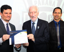 Paraná participa de programa para fortalecer a polícia judiciária.

O vice-governador Darci Piana participou da abertura, junto com o ministro da Justiça, Sérgio Moro, e o secretário da Segurança Pública, Romulo Marinho Soares. O evento terá duração de uma semana e as discussões são direcionadas aos delegados da Polícia Civil do Paraná, a fim de dividir e difundir experiências e boas práticas no combate ao crime organizado, corrupção e lavagem de dinheiro.Foto: Divulgação/SESP