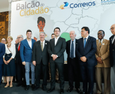 O Governo do Estado firmou nesta segunda-feira (16) um protocolo de intenções com os Correios para implantação, NO Paraná, do programa Balcão do Cidadão. A iniciativa prevê a disponibilização de serviços públicos nas agências dos Correios, que estão em todos os municípios. O termo foi assinado pelo governador Carlos Massa Ratinho Junior e pelo superintendente de Operações dos Correio no Paraná, Paulo Kremer, em cerimônia no Palácio Iguaçu.