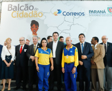 O Governo do Estado firmou nesta segunda-feira (16) um protocolo de intenções com os Correios para implantação, NO Paraná, do programa Balcão do Cidadão. A iniciativa prevê a disponibilização de serviços públicos nas agências dos Correios, que estão em todos os municípios. O termo foi assinado pelo governador Carlos Massa Ratinho Junior e pelo superintendente de Operações dos Correio no Paraná, Paulo Kremer, em cerimônia no Palácio Iguaçu.