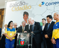 O Governo do Estado firmou nesta segunda-feira (16) um protocolo de intenções com os Correios para implantação, NO Paraná, do programa Balcão do Cidadão. A iniciativa prevê a disponibilização de serviços públicos nas agências dos Correios, que estão em todos os municípios. O termo foi assinado pelo governador Carlos Massa Ratinho Junior e pelo superintendente de Operações dos Correio no Paraná, Paulo Kremer, em cerimônia no Palácio Iguaçu.