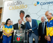 O Governo do Estado firmou nesta segunda-feira (16) um protocolo de intenções com os Correios para implantação, NO Paraná, do programa Balcão do Cidadão. A iniciativa prevê a disponibilização de serviços públicos nas agências dos Correios, que estão em todos os municípios. O termo foi assinado pelo governador Carlos Massa Ratinho Junior e pelo superintendente de Operações dos Correio no Paraná, Paulo Kremer, em cerimônia no Palácio Iguaçu.