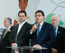 O Governo do Estado firmou nesta segunda-feira (16) um protocolo de intenções com os Correios para implantação, NO Paraná, do programa Balcão do Cidadão. A iniciativa prevê a disponibilização de serviços públicos nas agências dos Correios, que estão em todos os municípios. O termo foi assinado pelo governador Carlos Massa Ratinho Junior e pelo superintendente de Operações dos Correio no Paraná, Paulo Kremer, em cerimônia no Palácio Iguaçu.