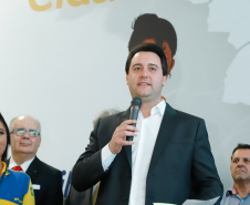 O Governo do Estado firmou nesta segunda-feira (16) um protocolo de intenções com os Correios para implantação, NO Paraná, do programa Balcão do Cidadão. A iniciativa prevê a disponibilização de serviços públicos nas agências dos Correios, que estão em todos os municípios. O termo foi assinado pelo governador Carlos Massa Ratinho Junior e pelo superintendente de Operações dos Correio no Paraná, Paulo Kremer, em cerimônia no Palácio Iguaçu.
