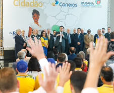 O Governo do Estado firmou nesta segunda-feira (16) um protocolo de intenções com os Correios para implantação, NO Paraná, do programa Balcão do Cidadão. A iniciativa prevê a disponibilização de serviços públicos nas agências dos Correios, que estão em todos os municípios. O termo foi assinado pelo governador Carlos Massa Ratinho Junior e pelo superintendente de Operações dos Correio no Paraná, Paulo Kremer, em cerimônia no Palácio Iguaçu.