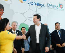 O Governo do Estado firmou nesta segunda-feira (16) um protocolo de intenções com os Correios para implantação, NO Paraná, do programa Balcão do Cidadão. A iniciativa prevê a disponibilização de serviços públicos nas agências dos Correios, que estão em todos os municípios. O termo foi assinado pelo governador Carlos Massa Ratinho Junior e pelo superintendente de Operações dos Correio no Paraná, Paulo Kremer, em cerimônia no Palácio Iguaçu.