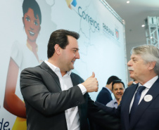 O Governo do Estado firmou nesta segunda-feira (16) um protocolo de intenções com os Correios para implantação, NO Paraná, do programa Balcão do Cidadão. A iniciativa prevê a disponibilização de serviços públicos nas agências dos Correios, que estão em todos os municípios. O termo foi assinado pelo governador Carlos Massa Ratinho Junior e pelo superintendente de Operações dos Correio no Paraná, Paulo Kremer, em cerimônia no Palácio Iguaçu.