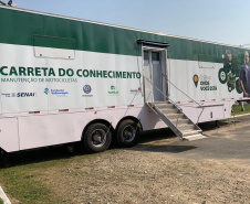  

Curitiba está recebendo mais um curso das Carretas do Conhecimento, agora de Manutenção de Motocicletas, que está sendo ofertado no bairro Tatuquara. A aula inaugural foi realizada nesta segunda-feira (16). Foto: Divulgação/SEJUF