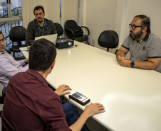 Uma equipe técnica do Porto de Suape, de Pernambuco, visitou nesta terça-feira (17) a Administração dos Portos do Paraná com o objetivo de conhecer o sistema integrado de gestão portuária adotado no Estado. O “AppaWeb” já é referência para outros portos do país. Só este ano, esta é a terceira administração portuária que manifesta interesse no modelo paranaense.
