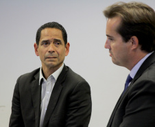 
O Secretário da Segurança Pública do Paraná, Romulo Marinho Soares, abriu, nesta terça-feira (17) o Encontro Nacional do Colegiado de Presidentes dos Conselhos Estaduais de Políticas Públicas sobre Drogas, que pela primeira vez é realizado no Estado. O evento acontece no prédio da Secretaria da Segurança Pública e reúne representantes dos Conselhos de 15 estados. Foto: Divulgação/SESP
