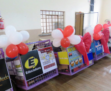 Ação de colégio doa carrinhos novos a catadores de papel. Foto: Divulgação/SEED