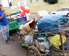 Ação de colégio doa carrinhos novos a catadores de papel. Foto: Divulgação/SEED