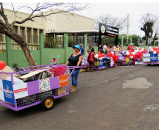Ação de colégio doa carrinhos novos a catadores de papel. Foto: Divulgação/SEED