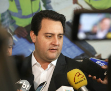 O governador Carlos Massa Ratinho Junior confirmou nesta quarta-feira (18) investimentos do Estado em pacote de obras da área da Segurança Pública. Serão construídas cadeias públicas em Foz do Iguaçu, Londrina, Ponta Grossa e Guaíra e delegacias em Araucária, Almirante Tamandaré e Colombo. A solenidade foi no Palácio Iguaçu, com a presença do secretário da Segurança Pública, Romulo Marinho Soares. Curitiba,18/09/2019 Foto:Jaelson Lucas / AEN