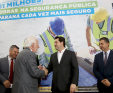 O governador Carlos Massa Ratinho Junior confirmou nesta quarta-feira (18) investimentos do Estado em pacote de obras da área da Segurança Pública. Serão construídas cadeias públicas em Foz do Iguaçu, Londrina, Ponta Grossa e Guaíra e delegacias em Araucária, Almirante Tamandaré e Colombo. A solenidade foi no Palácio Iguaçu, com a presença do secretário da Segurança Pública, Romulo Marinho Soares. Curitiba,18/09/2019 Foto:Jaelson Lucas / AEN