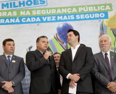 O governador Carlos Massa Ratinho Junior confirmou nesta quarta-feira (18) investimentos do Estado em pacote de obras da área da Segurança Pública. Serão construídas cadeias públicas em Foz do Iguaçu, Londrina, Ponta Grossa e Guaíra e delegacias em Araucária, Almirante Tamandaré e Colombo. A solenidade foi no Palácio Iguaçu, com a presença do secretário da Segurança Pública, Romulo Marinho Soares. Curitiba,18/09/2019 Foto:Jaelson Lucas / AEN