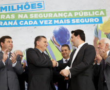 O governador Carlos Massa Ratinho Junior confirmou nesta quarta-feira (18) investimentos do Estado em pacote de obras da área da Segurança Pública. Serão construídas cadeias públicas em Foz do Iguaçu, Londrina, Ponta Grossa e Guaíra e delegacias em Araucária, Almirante Tamandaré e Colombo. A solenidade foi no Palácio Iguaçu, com a presença do secretário da Segurança Pública, Romulo Marinho Soares. Curitiba,18/09/2019 Foto:Jaelson Lucas / AEN