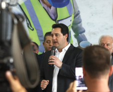 O governador Carlos Massa Ratinho Junior confirmou nesta quarta-feira (18) investimentos do Estado em pacote de obras da área da Segurança Pública. Serão construídas cadeias públicas em Foz do Iguaçu, Londrina, Ponta Grossa e Guaíra e delegacias em Araucária, Almirante Tamandaré e Colombo. A solenidade foi no Palácio Iguaçu, com a presença do secretário da Segurança Pública, Romulo Marinho Soares. Curitiba,18/09/2019 Foto:Jaelson Lucas / AEN