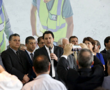 O governador Carlos Massa Ratinho Junior confirmou nesta quarta-feira (18) investimentos do Estado em pacote de obras da área da Segurança Pública. Serão construídas cadeias públicas em Foz do Iguaçu, Londrina, Ponta Grossa e Guaíra e delegacias em Araucária, Almirante Tamandaré e Colombo. A solenidade foi no Palácio Iguaçu, com a presença do secretário da Segurança Pública, Romulo Marinho Soares. Curitiba,18/09/2019 Foto:Jaelson Lucas / AEN