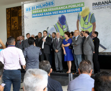 O governador Carlos Massa Ratinho Junior confirmou nesta quarta-feira (18) investimentos do Estado em pacote de obras da área da Segurança Pública. Serão construídas cadeias públicas em Foz do Iguaçu, Londrina, Ponta Grossa e Guaíra e delegacias em Araucária, Almirante Tamandaré e Colombo. A solenidade foi no Palácio Iguaçu, com a presença do secretário da Segurança Pública, Romulo Marinho Soares. Curitiba,18/09/2019 Foto:Jaelson Lucas / AEN