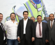 O governador Carlos Massa Ratinho Junior confirmou nesta quarta-feira (18) investimentos do Estado em pacote de obras da área da Segurança Pública. Serão construídas cadeias públicas em Foz do Iguaçu, Londrina, Ponta Grossa e Guaíra e delegacias em Araucária, Almirante Tamandaré e Colombo. A solenidade foi no Palácio Iguaçu, com a presença do secretário da Segurança Pública, Romulo Marinho Soares. Curitiba,18/09/2019 Foto:Jaelson Lucas / AEN