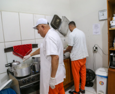 No Paraná, 7.002 presos custodiados pelo Departamento Penitenciário Estadual (Depen) trabalham em projetos para a remição de pena, em todas as unidades penais do Estado, o que representa 30% da população carcerária do Paraná. Segundo colocado no ranking nacional, os detentos trabalham em 11 fábricas de uniformes, sete de pavers (bloquetos de pavimentação de calçadas), uma de bolas, uma de fraldas, uma indústria gráfica e uma de tijolos ecológicos.-Foto: Gilson Abreu/AEN