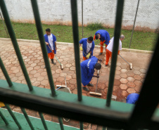No Paraná, 7.002 presos custodiados pelo Departamento Penitenciário Estadual (Depen) trabalham em projetos para a remição de pena, em todas as unidades penais do Estado, o que representa 30% da população carcerária do Paraná. Segundo colocado no ranking nacional, os detentos trabalham em 11 fábricas de uniformes, sete de pavers (bloquetos de pavimentação de calçadas), uma de bolas, uma de fraldas, uma indústria gráfica e uma de tijolos ecológicos.-Foto: Gilson Abreu/AEN
