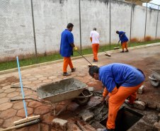 No Paraná, 7.002 presos custodiados pelo Departamento Penitenciário Estadual (Depen) trabalham em projetos para a remição de pena, em todas as unidades penais do Estado, o que representa 30% da população carcerária do Paraná. Segundo colocado no ranking nacional, os detentos trabalham em 11 fábricas de uniformes, sete de pavers (bloquetos de pavimentação de calçadas), uma de bolas, uma de fraldas, uma indústria gráfica e uma de tijolos ecológicos.-Foto: Gilson Abreu/AEN