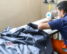 No Paraná, 7.002 presos custodiados pelo Departamento Penitenciário Estadual (Depen) trabalham em projetos para a remição de pena, em todas as unidades penais do Estado, o que representa 30% da população carcerária do Paraná. Segundo colocado no ranking nacional, os detentos trabalham em 11 fábricas de uniformes, sete de pavers (bloquetos de pavimentação de calçadas), uma de bolas, uma de fraldas, uma indústria gráfica e uma de tijolos ecológicos.-Foto: Gilson Abreu/AEN