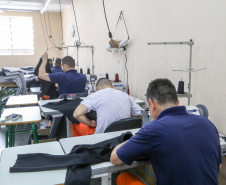 No Paraná, 7.002 presos custodiados pelo Departamento Penitenciário Estadual (Depen) trabalham em projetos para a remição de pena, em todas as unidades penais do Estado, o que representa 30% da população carcerária do Paraná. Segundo colocado no ranking nacional, os detentos trabalham em 11 fábricas de uniformes, sete de pavers (bloquetos de pavimentação de calçadas), uma de bolas, uma de fraldas, uma indústria gráfica e uma de tijolos ecológicos.-Foto: Gilson Abreu/AEN