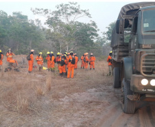 A atuação que os bombeiros paranaenses tiveram na Amazônia, integrando a Operação Verde Brasil, do Ministério da Defesa, será valiosa para os trabalhos no Paraná, em favor da população do Estado. “Nossa experiência na Amazônia nos prepara para o trabalho que faremos no nosso Estado”, avalia o tenente-coronel Fernando Raimundo Schunig, comandante da equipe paranaense e do 3º Comando Regional dos Bombeiros, sediado em Cascavel (Oeste). Foto: Divulgalção/PMPR
