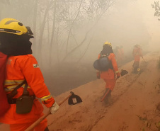 A atuação que os bombeiros paranaenses tiveram na Amazônia, integrando a Operação Verde Brasil, do Ministério da Defesa, será valiosa para os trabalhos no Paraná, em favor da população do Estado. “Nossa experiência na Amazônia nos prepara para o trabalho que faremos no nosso Estado”, avalia o tenente-coronel Fernando Raimundo Schunig, comandante da equipe paranaense e do 3º Comando Regional dos Bombeiros, sediado em Cascavel (Oeste). Foto: Divulgalção/PMPR