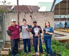 O Governo do Estado montou uma logística especial para o envio de mudas de árvores às escolas estaduais e Apaes de todo o Paraná. Mais de 3 mil pessoas estão atuando na tarefa de entregar e receber as mudas de espécies nativas, que serão plantadas dentro do programa de arborização Paraná Mais Verde. Foto: Divulgação/SEDEST