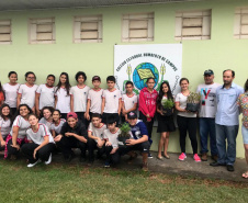 O Governo do Estado montou uma logística especial para o envio de mudas de árvores às escolas estaduais e Apaes de todo o Paraná. Mais de 3 mil pessoas estão atuando na tarefa de entregar e receber as mudas de espécies nativas, que serão plantadas dentro do programa de arborização Paraná Mais Verde. Foto: Divulgação/SEDEST