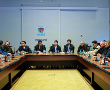Prefeitos, empresários e deputados que representam municípios das regiões Sudoeste e Oeste participaram nesta segunda-feira (23) de reunião com o chefe da Casa Civil, Guto Silva, e o secretário de Infraestrutura e Logística, Sandro Alex, para tratar da reativação do aeroporto de Cruzeiro do Iguaçu. Foto: Divulgação/Casa Civil