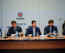Prefeitos, empresários e deputados que representam municípios das regiões Sudoeste e Oeste participaram nesta segunda-feira (23) de reunião com o chefe da Casa Civil, Guto Silva, e o secretário de Infraestrutura e Logística, Sandro Alex, para tratar da reativação do aeroporto de Cruzeiro do Iguaçu. Foto: Divulgação/Casa Civil